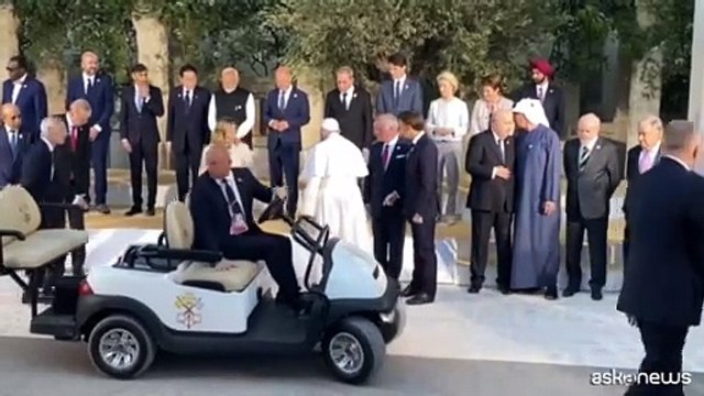 G7, la foto di gruppo dei leader con il Papa