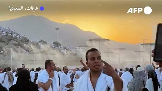الحجاج يقفون على جبل عرفة