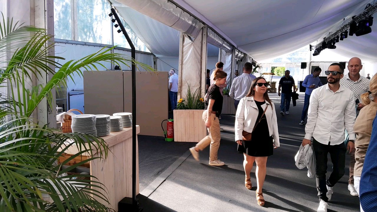 Magicien close up événementiel Luxembourg, Banque de Luxembourg