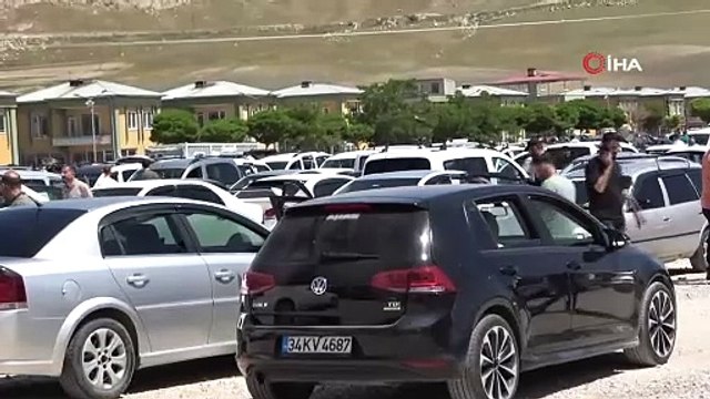 Van'da Kurban Bayramı arefesinde açık oto pazarında yoğunluk