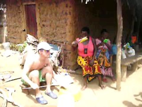 MUSIQUE AFRICAINE KENYA UN GRAND HONNEUR POUR MOI D'ACCOMPAGNER MESDAMES CHANTEUSES AVEC LE RYTHME VAUDOU VOODOO RÉVEILLE TOI RÉVEILLE TOI VITE DU BENIN