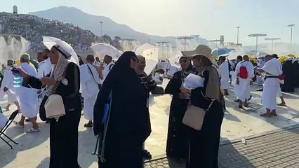 الحجاج يقفون على عرفة وسط درجات حرارة مرتفعة