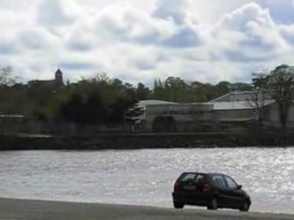 Basse-Indre : voiture attendant le bac