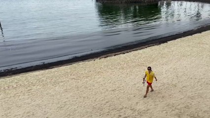 L’eau turquoise a viré au noir sur des plages très touristiques de Singapour