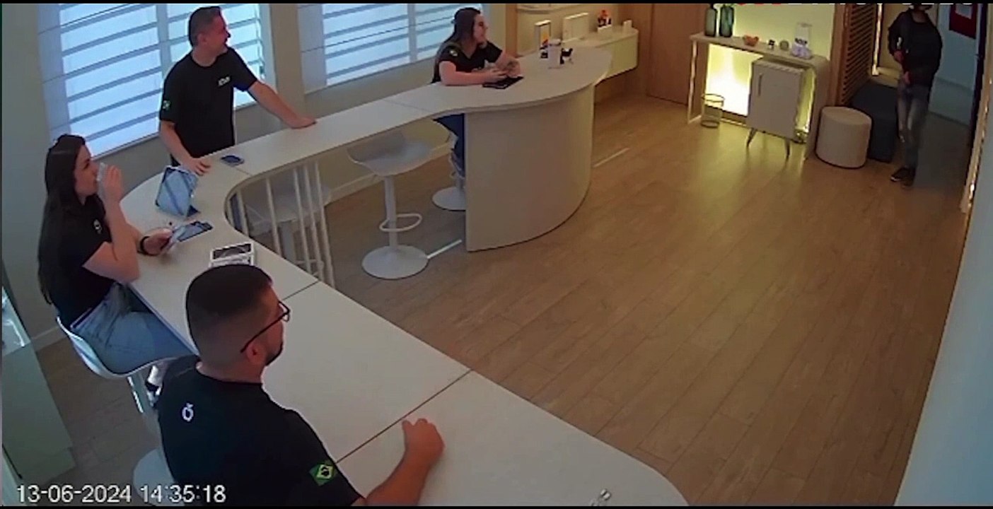 VÍDEO: Bandido invade loja, mas empresário reage atirando 6 vezes no peito de ladrão