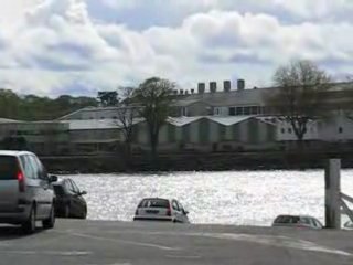 Basse-Indre : voitures embarquant sur le bac