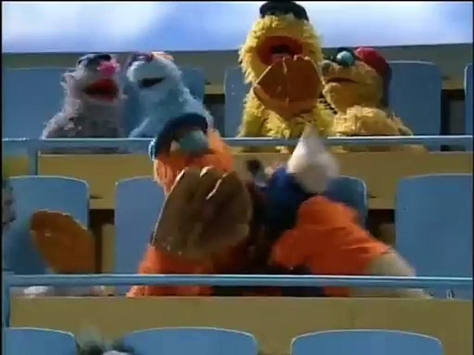 Sesame Street: Knock Me Out at the Ball Game (Latin Spanish, Furry, Fun and Healthy Too)