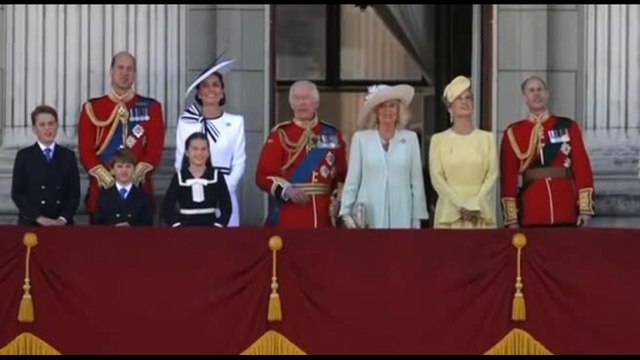 La Royal Family con Kate e Carlo sul balcone di Buckingham Palace