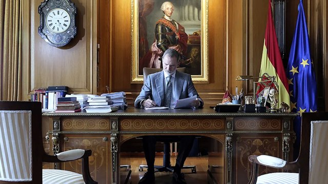 Casa Real difunde nuevas imágenes de Felipe VI en su despacho por los diez años de reinado