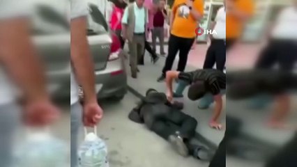 Yardım etmeye çalışan vatandaşları böyle uzaklaştırdı: "Bırakın ölsün"