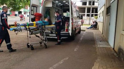 Mulher surtada arremessa pedras contra pessoas na Rodoviária e precisa ser contida