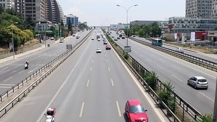 vecteezy_the-traffic-of-the-road-passing-between-the-buildings-big_23272289