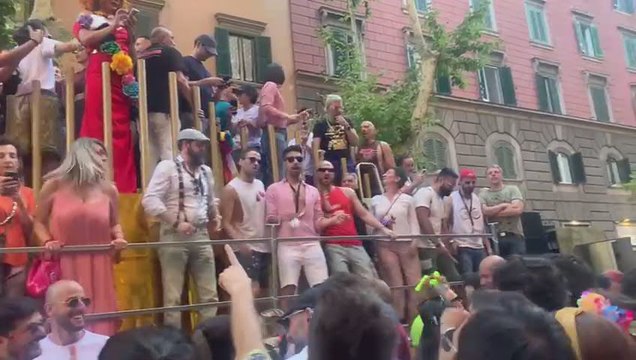 Elly Schlein balla sul carro del Roma Pride - Video