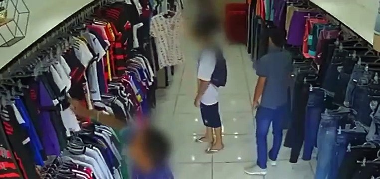 Garotos roubam camiseta em loja em Goiás