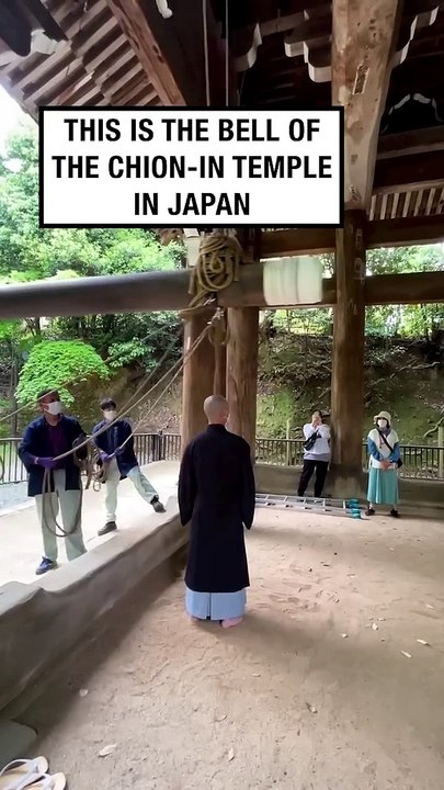 Guy swings into ancient Japanese temple's bell!   -   hirori030303