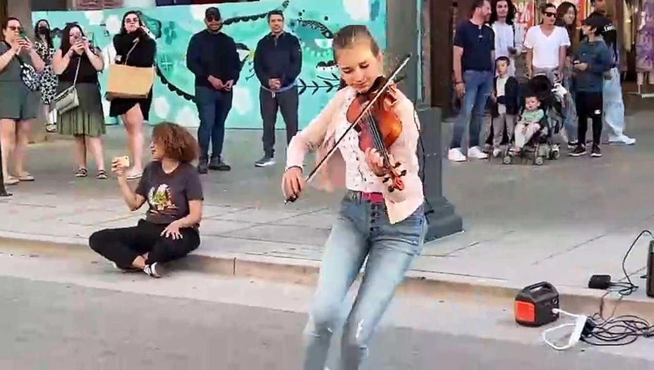 INCREDIBLY CUTE GIRL JOINS ME _ Dua Lipa Levitating _ Violin Cover