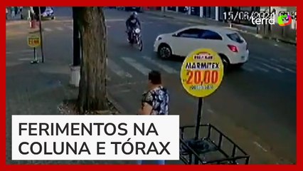 Motociclista voa após ser atingindo por carro no Paraná