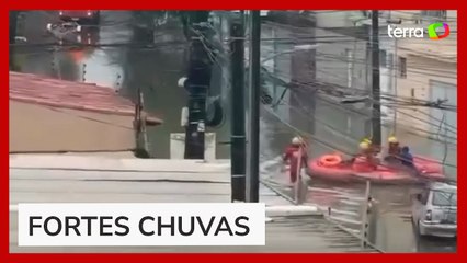 Bombeiros resgatam famílias ilhadas no Grande Recife