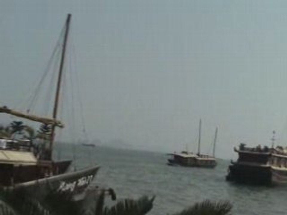 Baie d'Along , village de pêcheurs sur l'île de Cat Ba