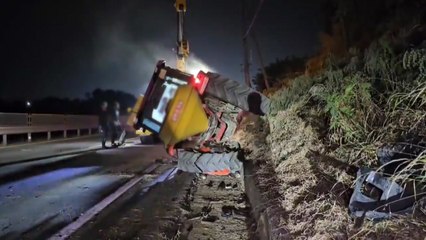 전북 김제서 승용차가 트랙터 추돌...60대 경상 / YTN