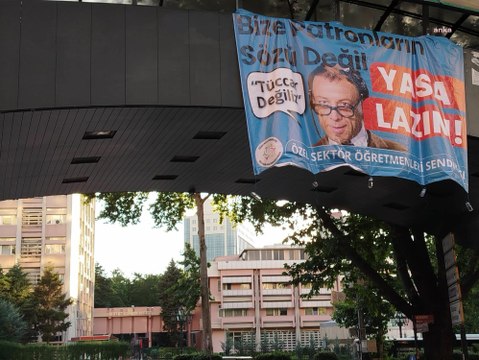 Özel sektör öğretmenlerinden Bakan Tekin'e Mahmut Hoca pankartlı protesto