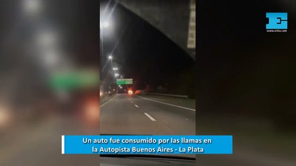 Un auto fue consumido por las llamas en la Autopista Buenos Aires - La Plata