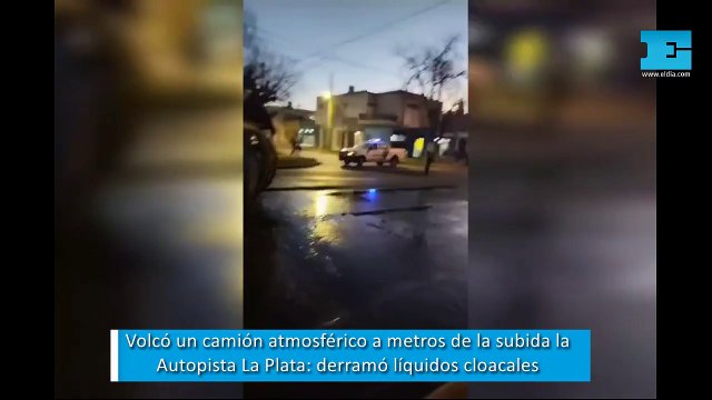 Volcó un camión atmosférico a metros de la subida la Autopista La Plata: derramó líquidos cloacales