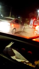 Carro pega fogo na Avenida Octávio Mangabeira, em Salvador