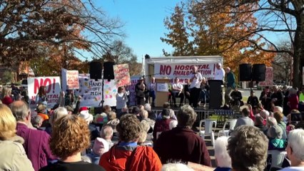 Hundreds of regional Victorians protest potential hospital system shake-up