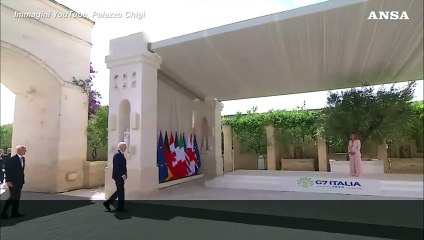 G7, Meloni scherza con Biden: "Non si lascia attendere una donna..."