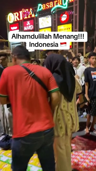 VIRAL SUPPORTER INDONESIA MENYANYIKAN LAGU YANG MENYINDIR BUNG TOWEL