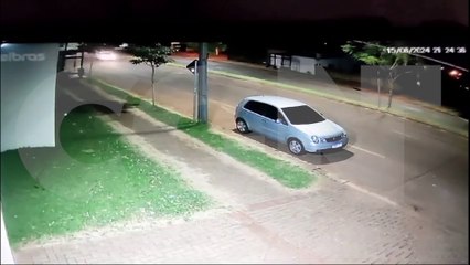 Download Video: Se beber não dirija: Câmera flagra acidente que deixou dois homens feridos na Rua Olindo Periolo