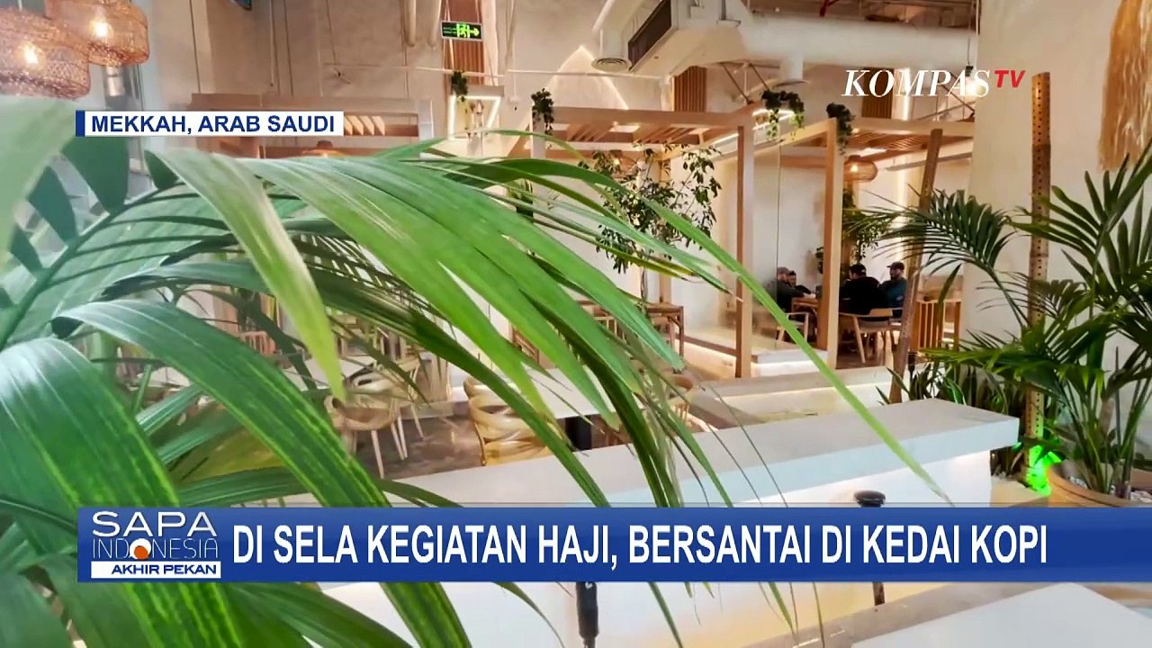 Rehat di Sela-sela Kegiatan Haji, Jemaah Haji Bersantai di Kedai Kopi