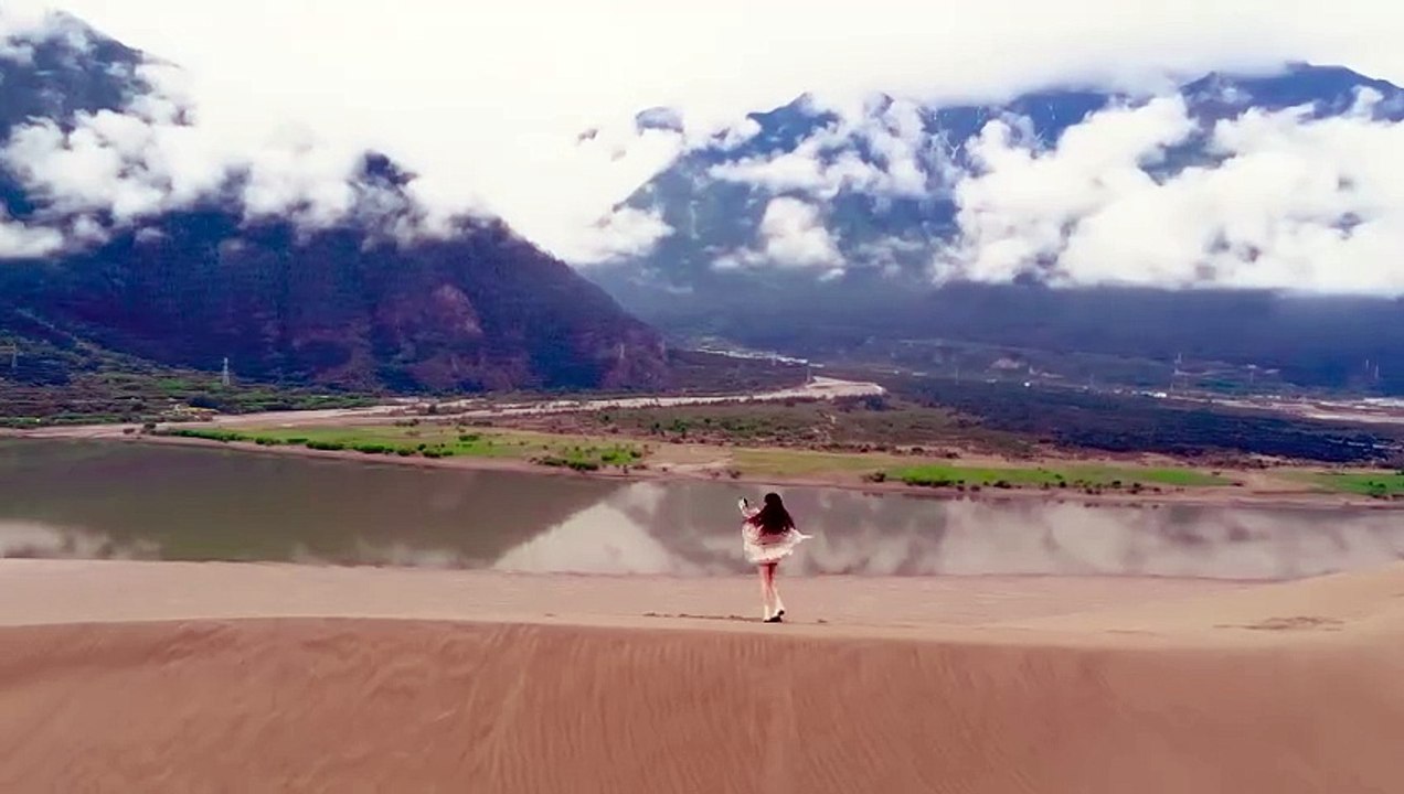 The green mountains are not in the picture. Green mountains appeared before my eyes.