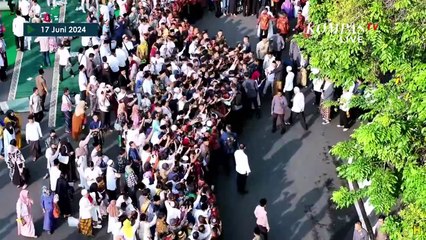 Momen Hangat Jokowi dengan Warga Usai Salat Iduladha di Semarang, Sapa hingga Ajak Selfie