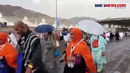 Momen Makkah Diguyur Hujan Deras Pertama di Musim Haji, Jemaah Lempar Doa ke Langit