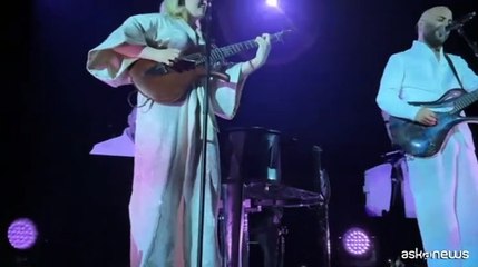Giuliano Sangiorgi e Alessandra Tumolillo cantano "Napule ?"