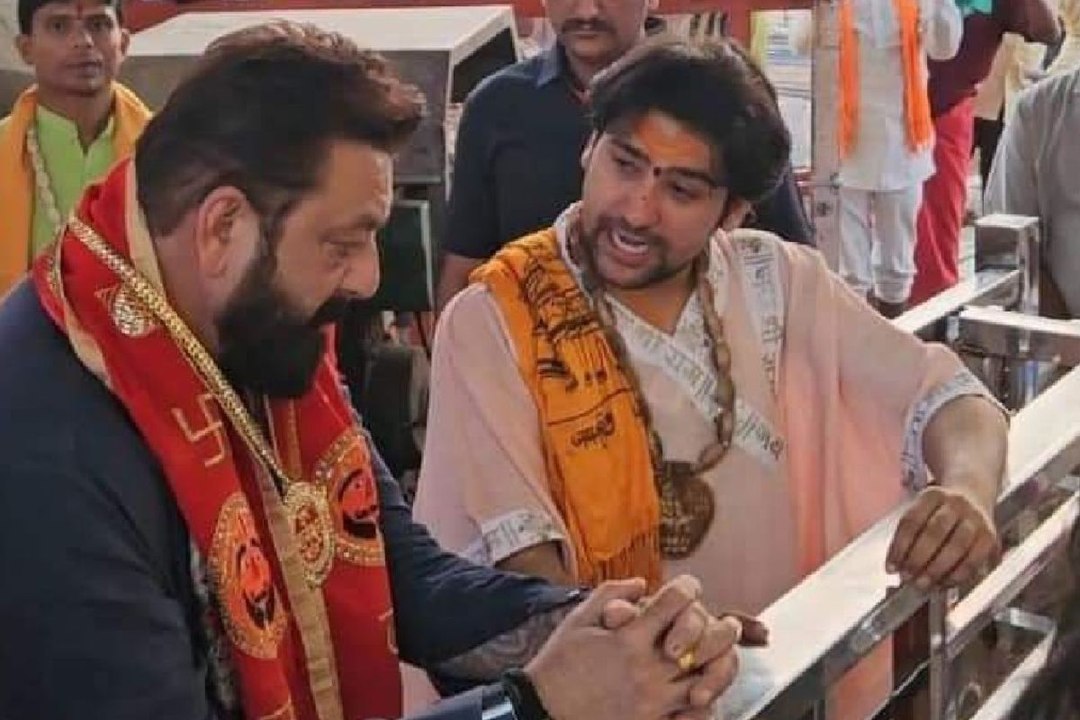 Video: धीरेंद्र शास्त्री के आश्रम पहुंचे संजय दत्त, बागेश्वर धाम में मन्नत मांगते दिखे एक्टर