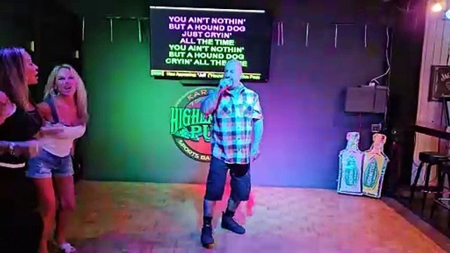 ELVIS PRESLEY - HOUND DOG (PERFORMED AT THE HIGHLANDER)