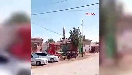 Sahibinden kaçan boğa çatıya çıktı