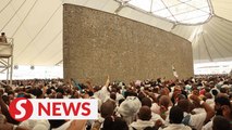 Pilgrims 'stone the devil' as part of haj in Saudi Arabia