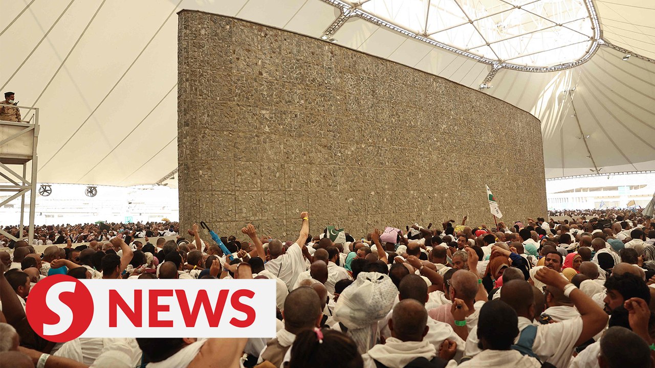 Pilgrims 'stone the devil' as part of haj in Sa...