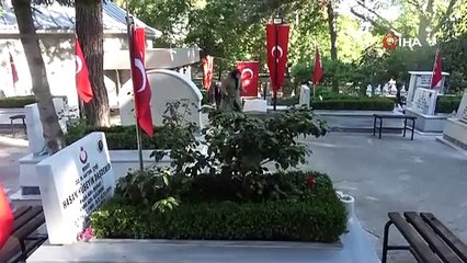 Bursa'da şehitliklerde buruk bayram