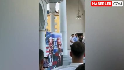 Bayram namazında Gazze protestosu! Biden ve Netanyahu'nun yer aldığı pankartı taşladılar