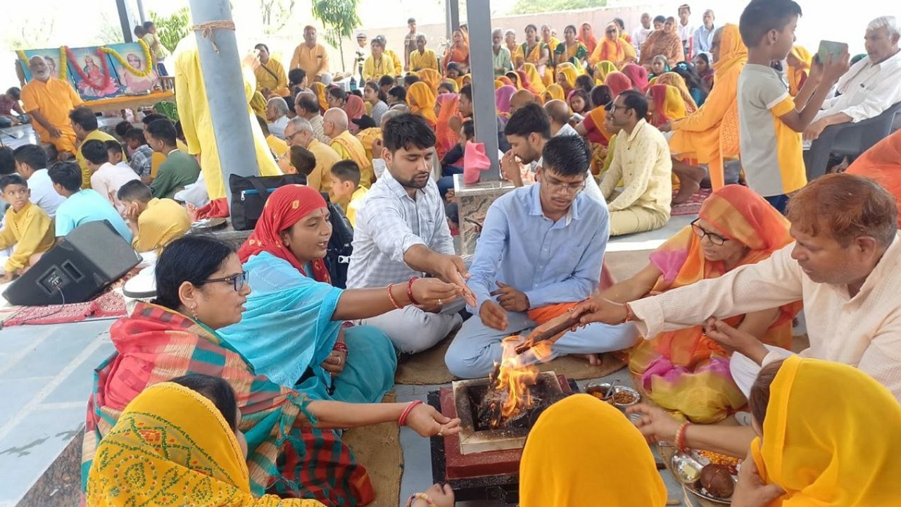 गायत्री मंत्रों के साथ दी हवन कुंड में दी आहुतियां, सुख-समृद्धि के लिए की कामना