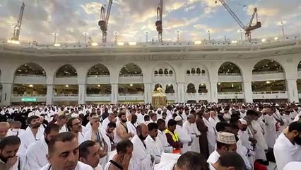 الحجاج يؤدون صلاة العيد وطواف الإفاضة في مكة