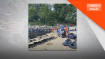 Tumpahan minyak di pantai Singapura giat dibersihkan