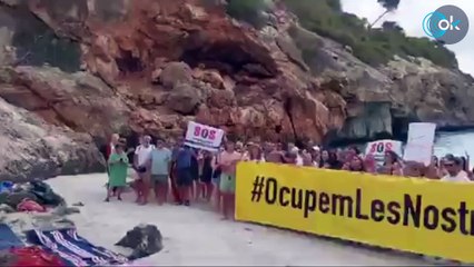 La sociedad mallorquina toma la playa de Es Caló des Moro para protestar contra la masificación turística
