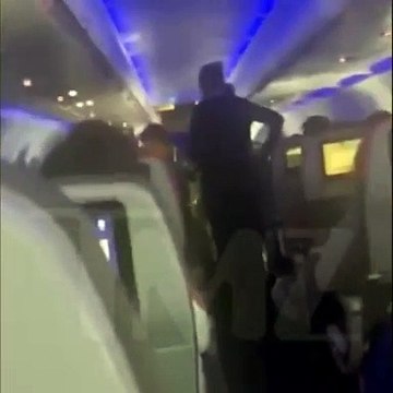 Dr. Mehmet Öz, uçakta fenalaşan yolcunu hayatını kurtardı