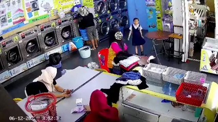 女员工当众批评男顾客遭反击，竟被扇了两耳光😲